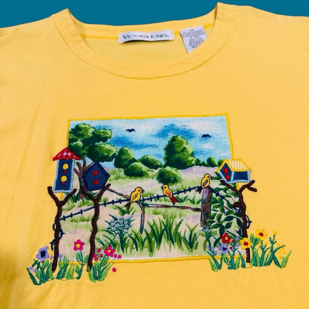 VTG 90s Victoria Jones Yellow Embroidered Birdhouse Tee Cottagecore Grannycore M
